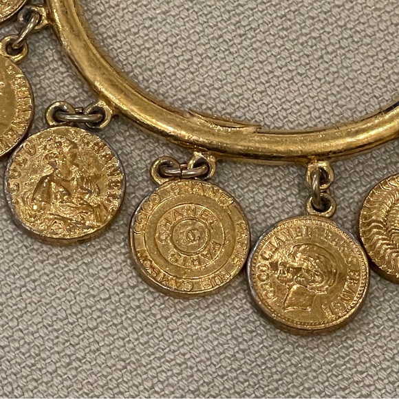 ❤️CHANEL❤️Vintage Medallion Cuff - Picture 4 of 16